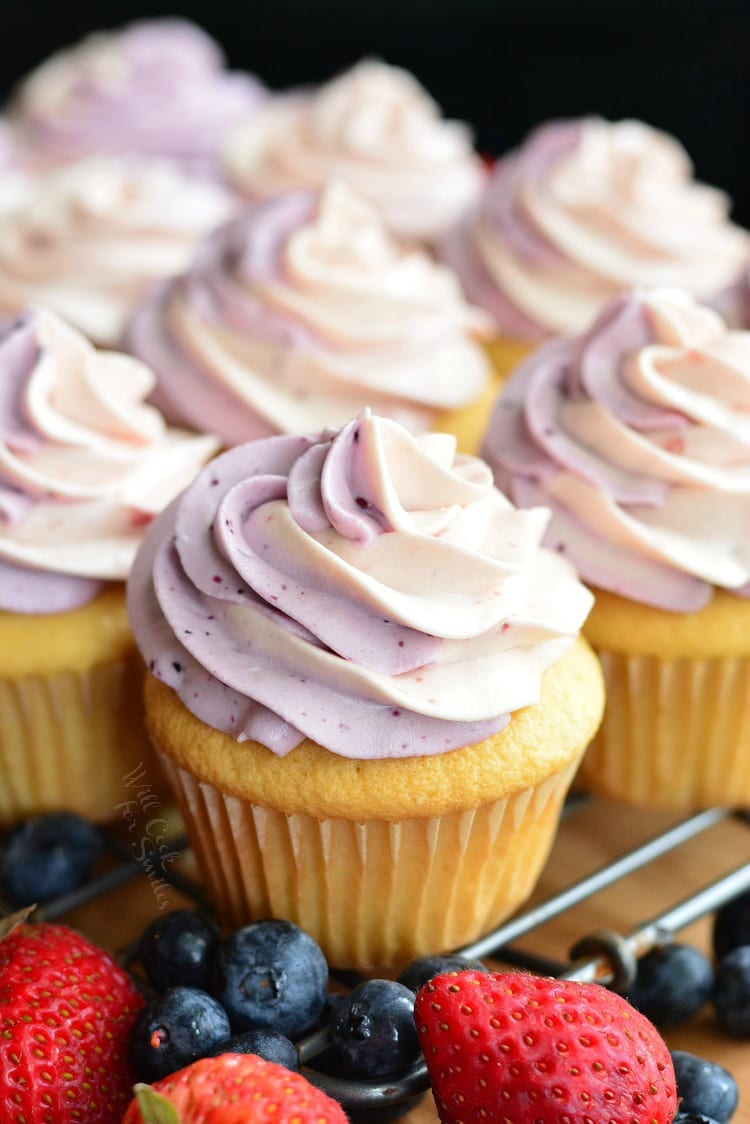 Berry Filled Cupcakes with Strawberry and Blueberry Marble Berry Filled Cupcakes with Strawberry and Blueberry Marble