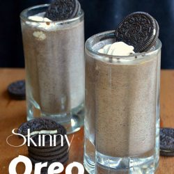 2 clear beer glass mugs filled with skinny oreo milkshake topped with whipped topping and oreo cookie