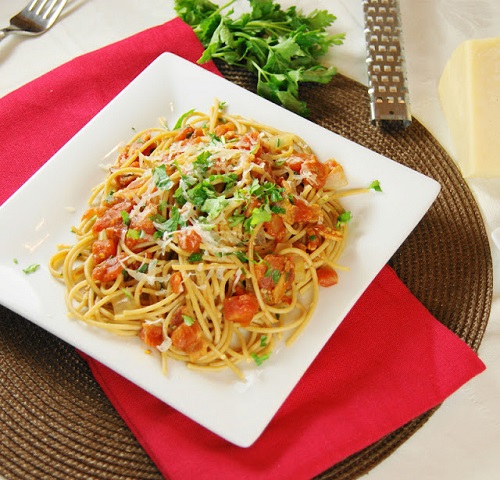 Bacon Spaghetti pasta on a white plate 