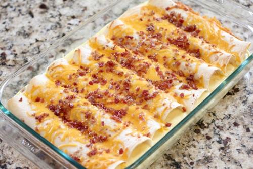 glass baking dish with 8 breakfast enchiladas