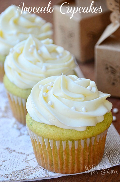 Avocado-Cupcakes on a lace napkin 