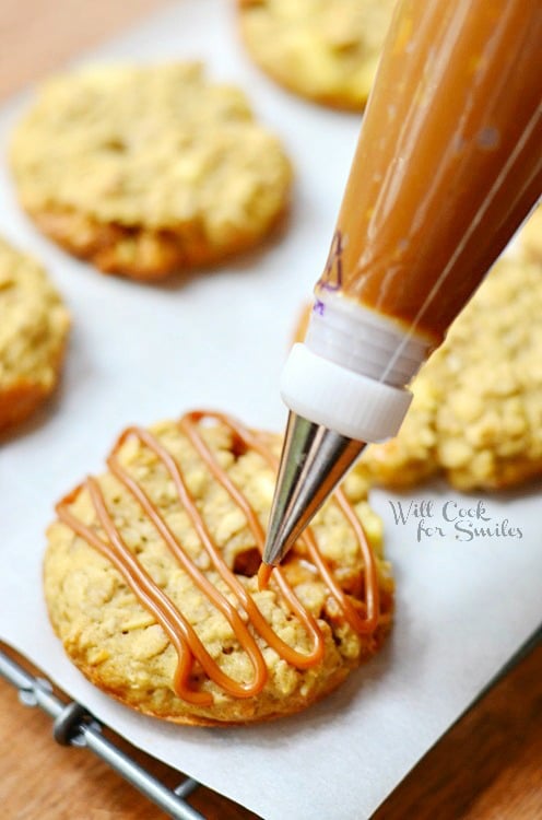 Dulce de Leche Apple Caramel Oatmeal Cookies. Wonderful fall homemade cookie recipe. These are soft oatmeal cookies made with apples, chewy caramel chunks, and drizzled withn Dulce de Leche. #homemade #cookies #applecaramel #apple #oatmeal #caramel