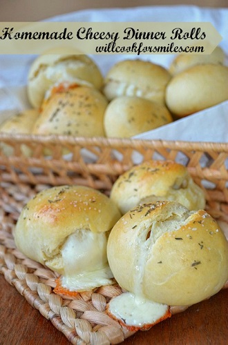 cheesy dinner rolls on a wicker place mat