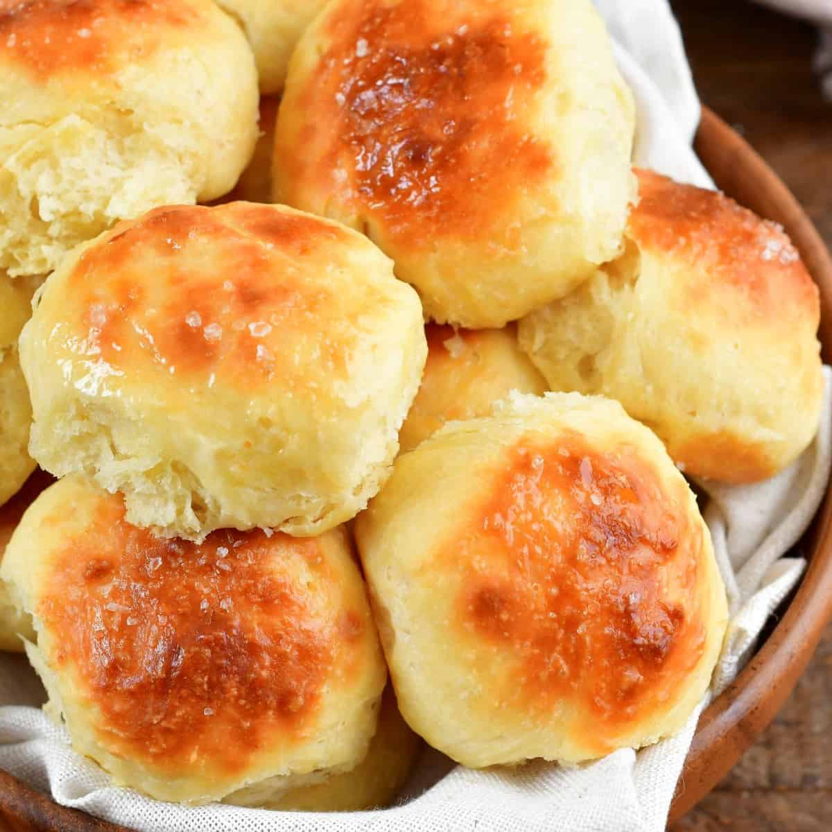 https://www.willcookforsmiles.com/wp-content/uploads/2013/11/Potato-Rolls-closeup-in-a-basket-crop-.jpg