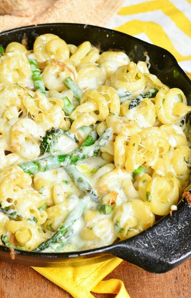 Cheesy Lemon Asparagus Pasta in a cast iron skillet 