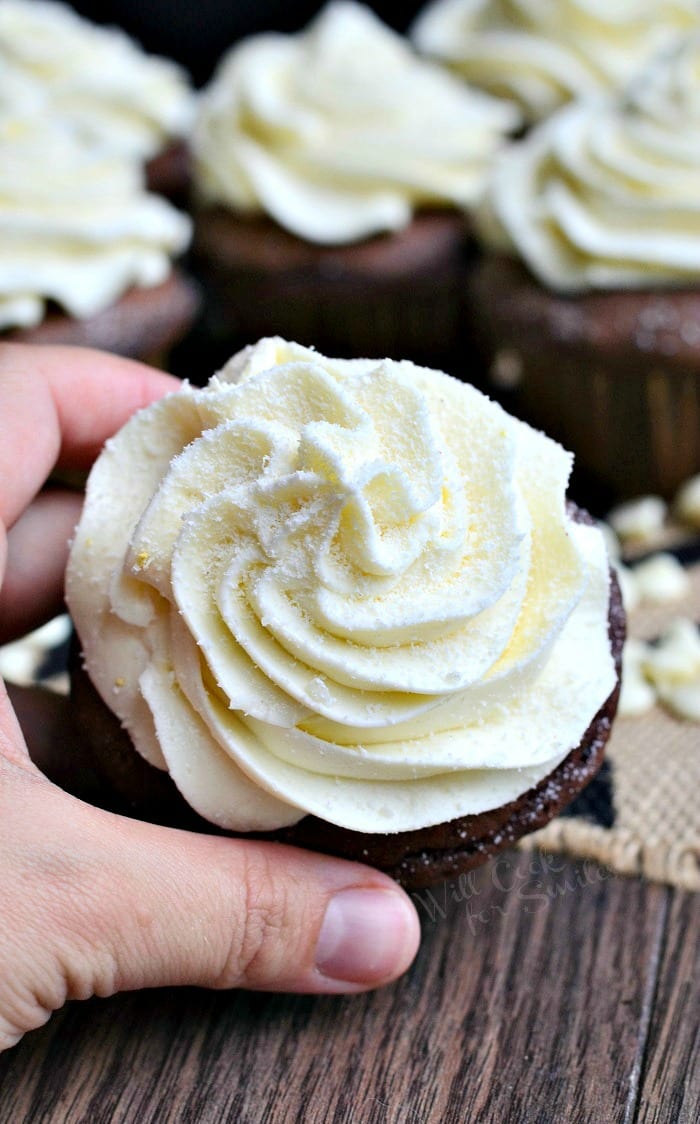 Double Chocolate Cupcakes (with White Chocolate Cream 