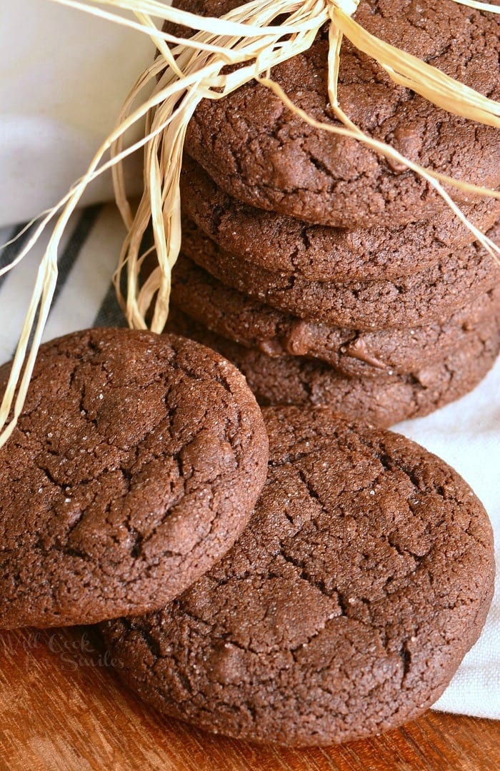 Chocolate Soft Gingersnaps. Classic gingersnaps turned chocolate! These soft, sweet gingersnap cookies are amazing in a chocolate version with chocolate chips. #cookies #gingersnaps #gingerbread #softcookies #chocolatecookies