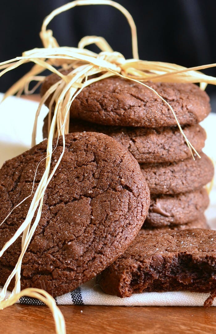 Chocolate Soft Gingersnaps. Classic gingersnaps turned chocolate! These soft, sweet gingersnap cookies are amazing in a chocolate version with chocolate chips. #cookies #gingersnaps #gingerbread #softcookies #chocolatecookies