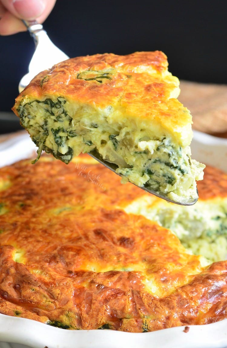 Pieza de Espinacas y Alcachofa Crustless Quiche levantado con tarta de fresa