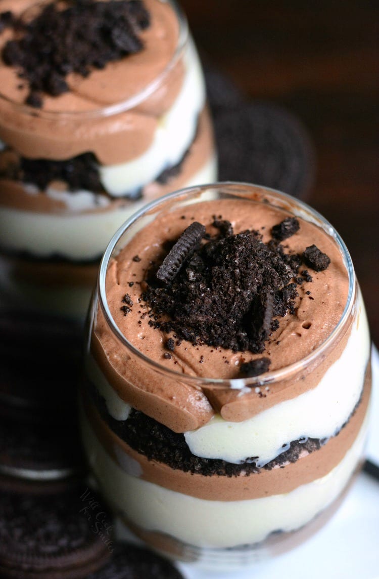 Oreo Doppia Mousse al cioccolato Parfaits in un bicchiere