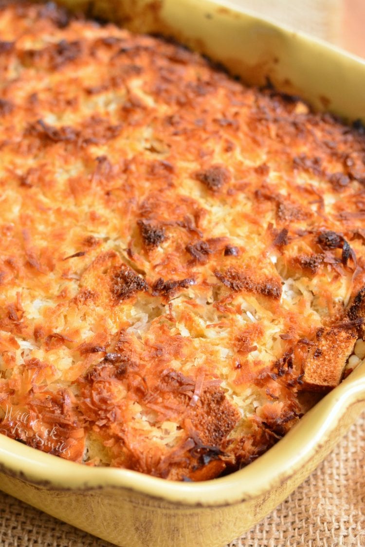 Kokos-Käsekuchen-Brotpudding in einer gelben Auflaufform