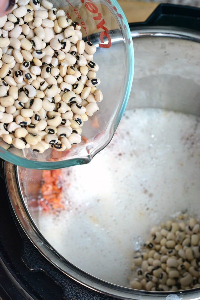 pouring black eye peas in the instant pot 