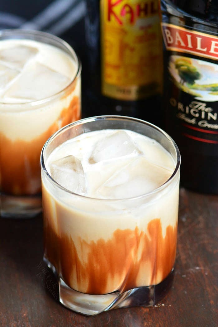 Mudslide - это вкусный десертный коктейль, приготовленный из комбинации ирландских сливок Bailey, Kahlua и водки. Этот рецепт коктейля сделан двумя способами, замороженными и на камнях. #cocktail #drink #baileys #kahlua #mudslide