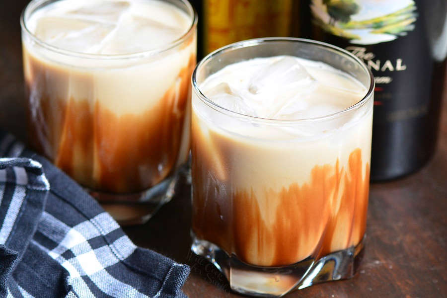 Mudslide - это вкусный десертный коктейль, приготовленный из комбинации ирландских сливок Bailey, Kahlua и водки. Этот рецепт коктейля сделан двумя способами, замороженными и на камнях. #cocktail #drink #baileys #kahlua #mudslide