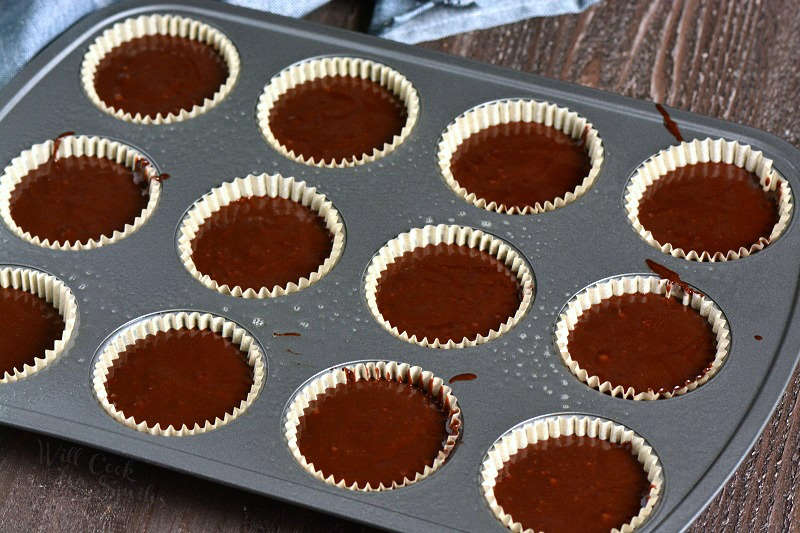 chocolate stout cupcakes de massa em papel cupcake wrapper em um cupcake pan 