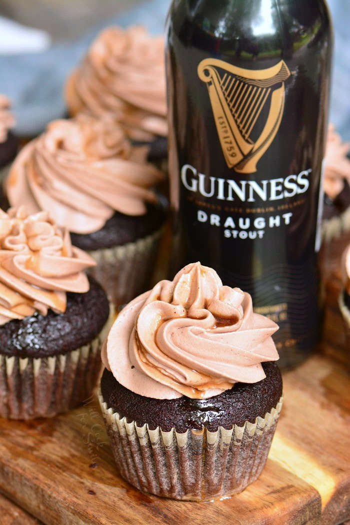 cupcakes de cerveza en una tabla de cortar con botella de cerveza 