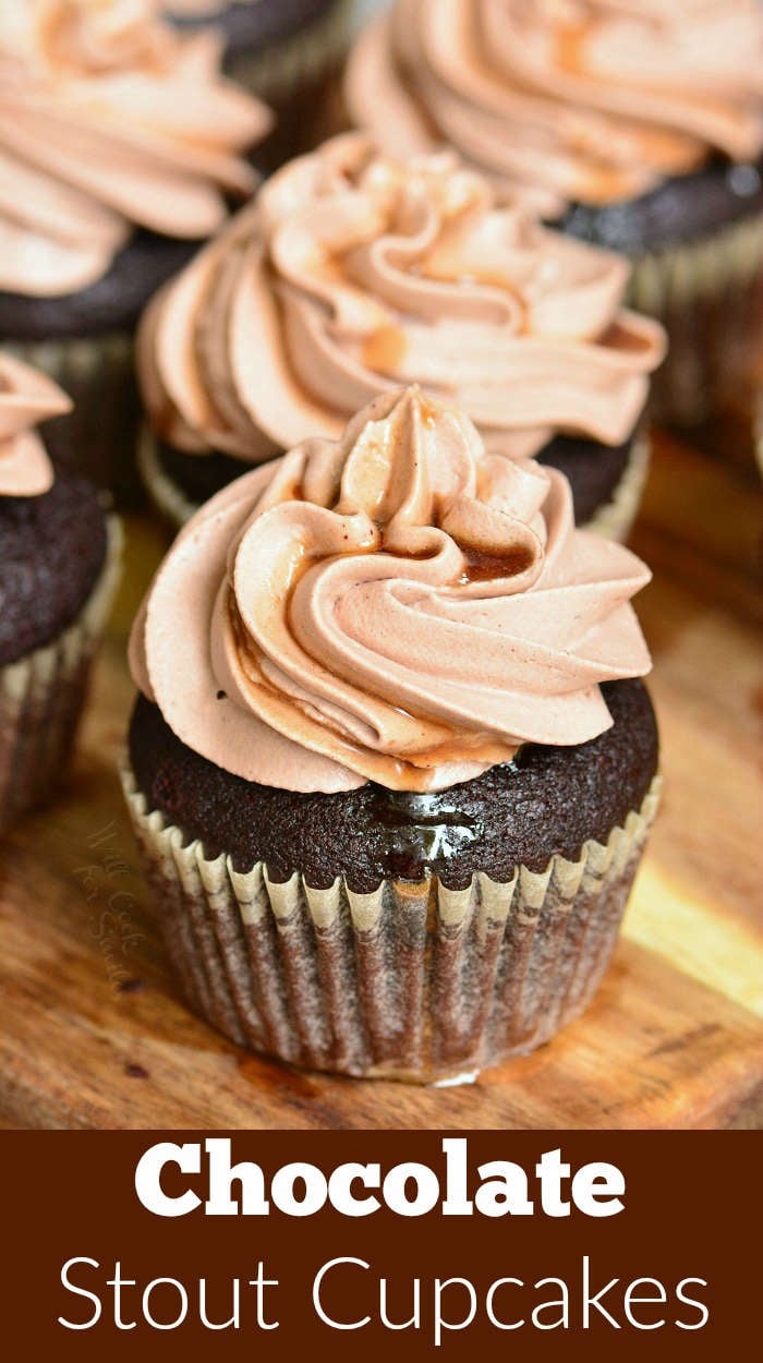  sjokolade stout cupcakes på et skjærebrett 