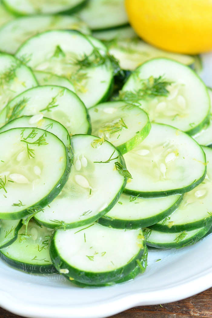 Gurkensalat mit Zitrone und Dill