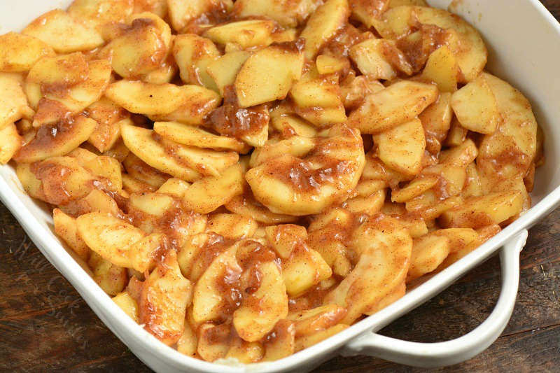 apple filling for apple crisp in a baking dish 