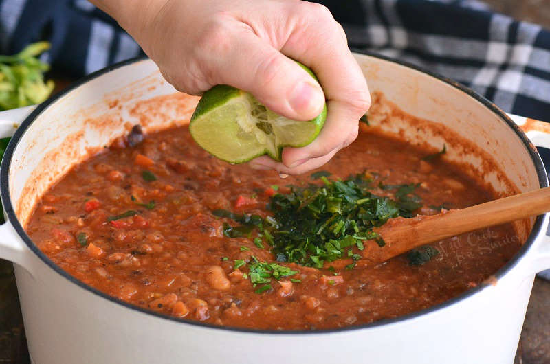 adding lime juice from fresh lime into chili 