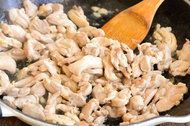 cooked chicken thigh meat in the pan