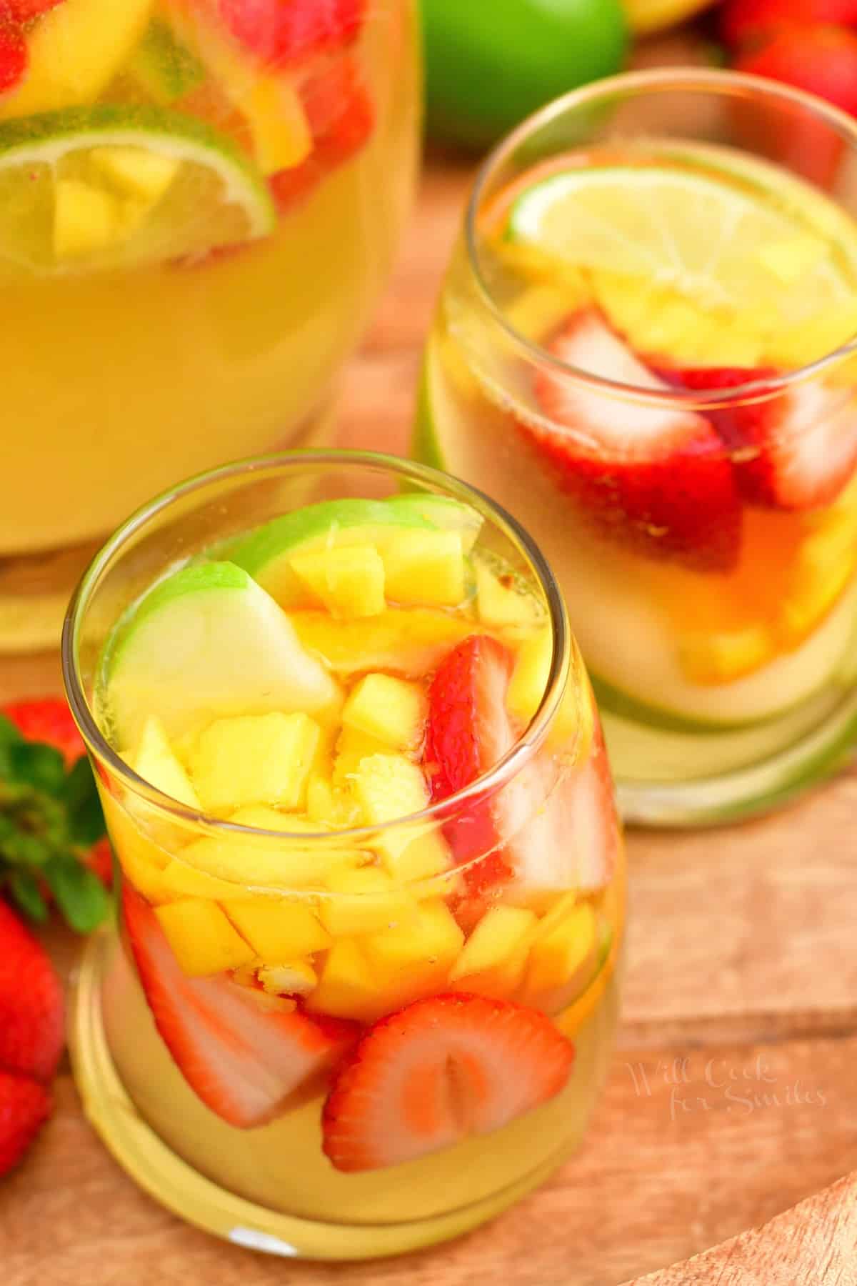 White Sangria Aromatic, Fruity, and Refreshing Summer Cocktail