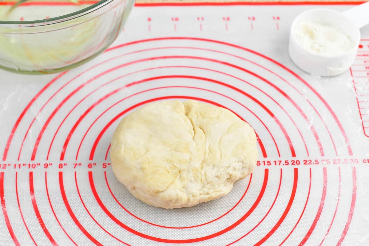 kneaded pizza dough on the silicone mat