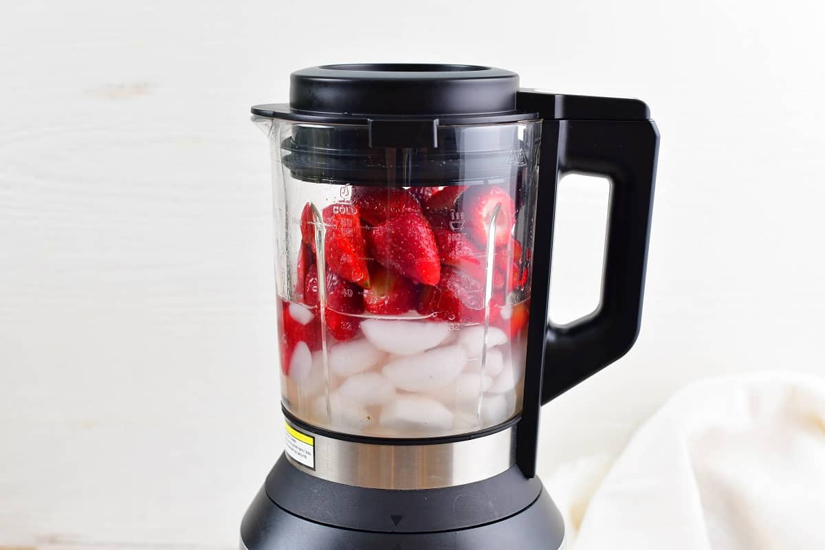 ingredients for the daiquiri in a blender