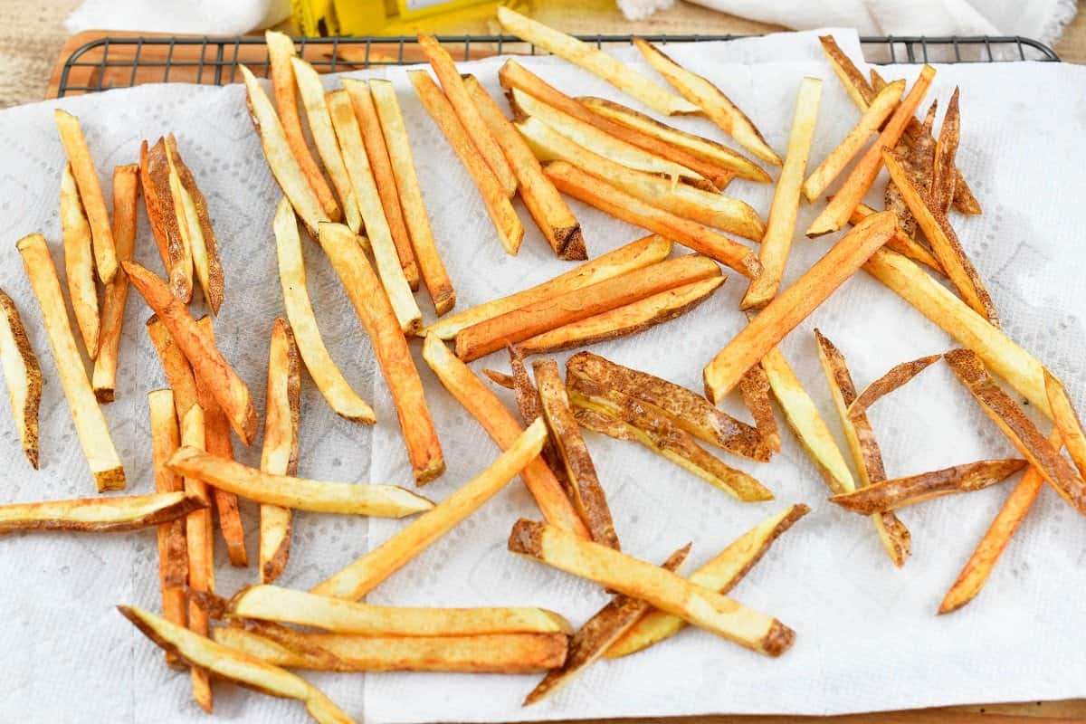 cooked fries on the paper towels