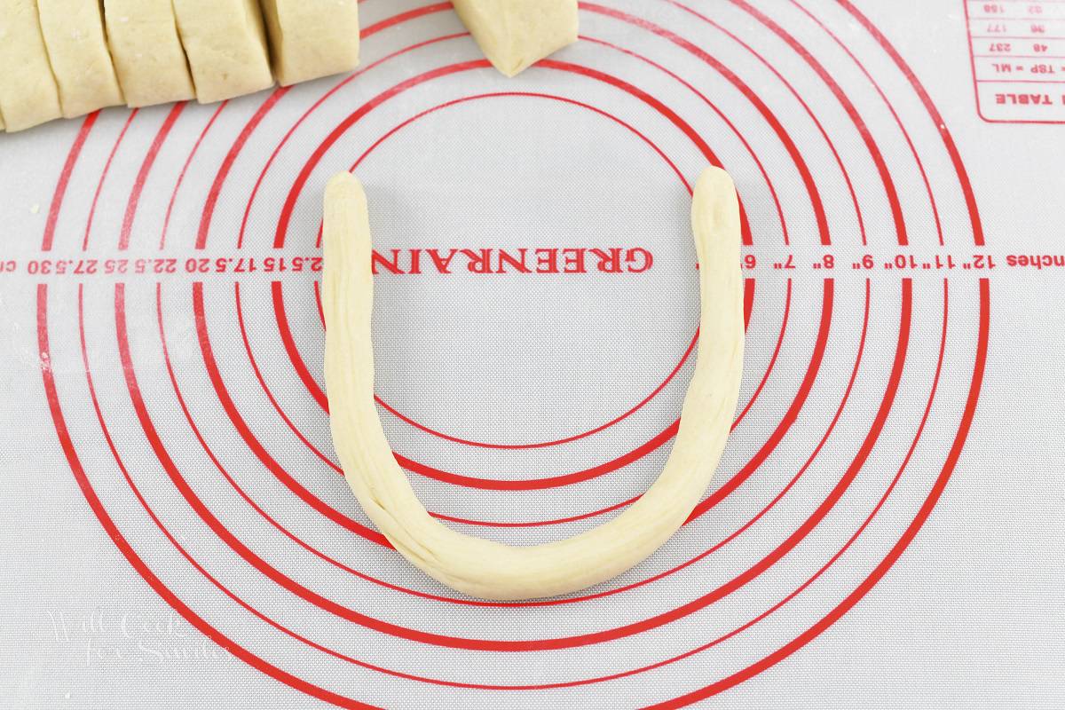 u-shaped rope step to twist pretzels.