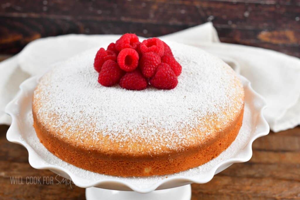 side view of sugar dusted cake on the cake stand.